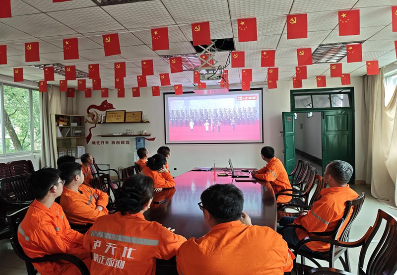  弘旭公司组织观看九三阅兵式，激发爱国热情(图5)