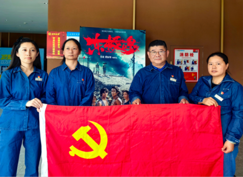 观看《东极岛》厚植爱国情怀